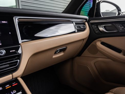 Certified 2024 Porsche Macan AWD/4WD image 30