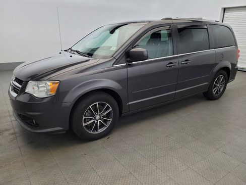 Used 2017 Dodge Grand Caravan SXT FWD image 2