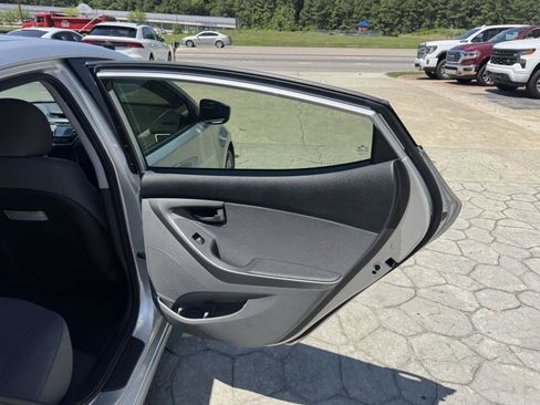 Used 2015 Hyundai Elantra SE w/ Option Group 02 FWD image 14