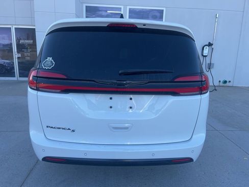 Used 2024 Chrysler Pacifica Touring-L w/ S Appearance Package image 5