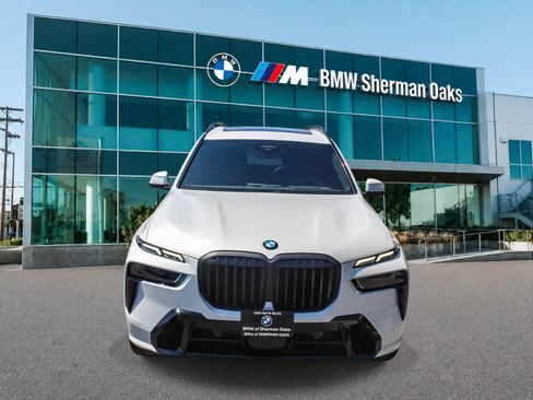 Used 2024 BMW X7 xDrive40i w/ M Sport Package AWD/4WD image 2