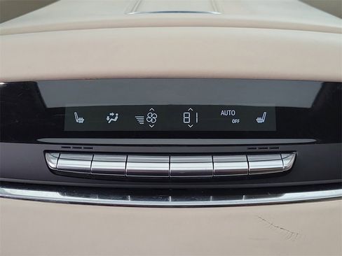 Certified 2022 Cadillac Escalade Premium Luxury Platinum image 16