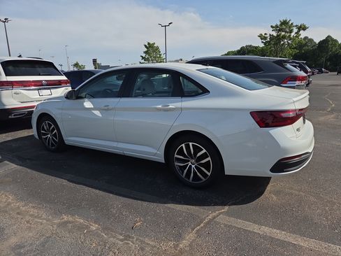 New 2025 Volkswagen Jetta SE FWD image 3