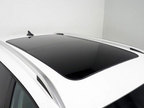 Used 2024 Volkswagen Taos SE w/ Panoramic Sunroof Package FWD image 4