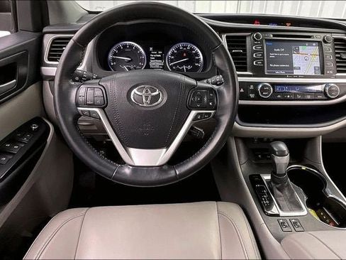 Used 2017 Toyota Highlander XLE image 5