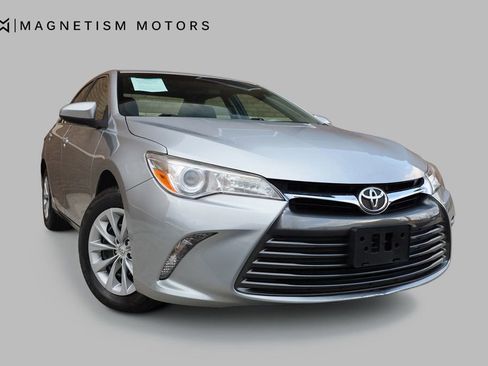 Used 2017 Toyota Camry LE image 3