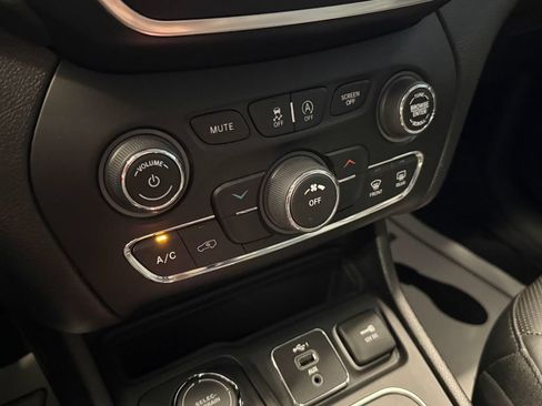 Used 2021 Jeep Cherokee Latitude Lux AWD/4WD image 16