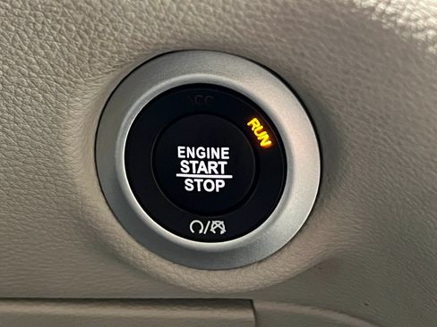 Used 2024 Chrysler Pacifica Limited FWD image 22