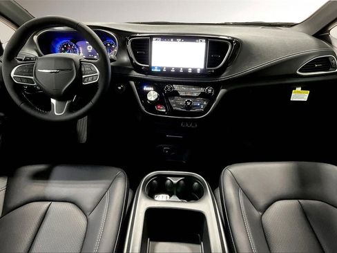 New 2025 Chrysler Pacifica Select w/ Fav Edition Package image 5