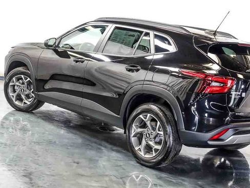 Used 2025 Chevrolet Trax LT w/ Driver Confidence Package FWD image 11