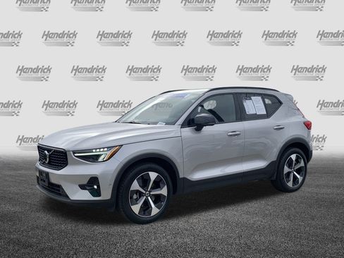 Used 2025 Volvo XC40 B5 Plus image 5