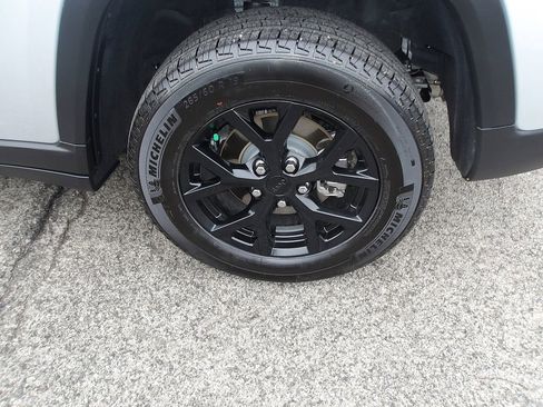 Used 2025 Jeep Grand Cherokee Altitude image 23