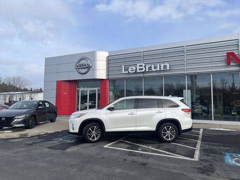 Used 2019 Toyota Highlander XLE image 2