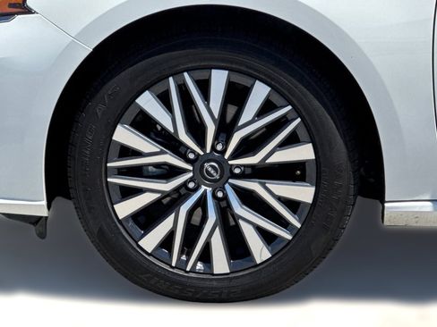 Used 2025 Nissan Altima 2.5 SV FWD image 13