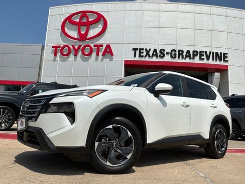 Used 2025 Nissan Rogue SV AWD/4WD image 2