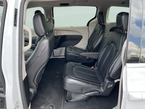 Used 2023 Chrysler Pacifica Touring-L FWD image 16