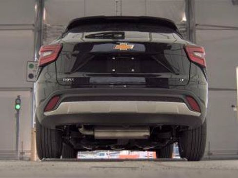 Used 2025 Chevrolet Trax LT w/ LT Convenience Package FWD image 11