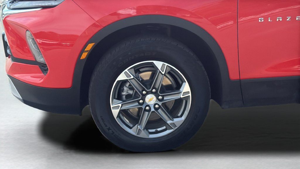 Used 2025 Chevrolet Blazer LT FWD image 9