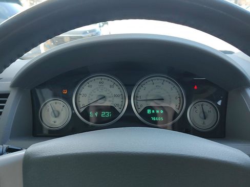 Used 2010 Chrysler Town & Country Touring FWD image 6