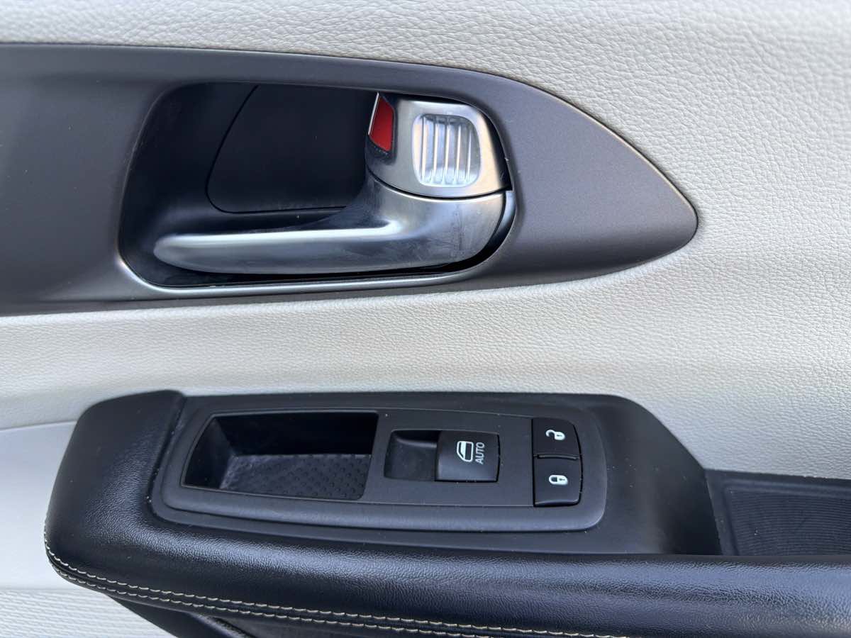 Used 2021 Chrysler Pacifica Touring-L FWD image 35