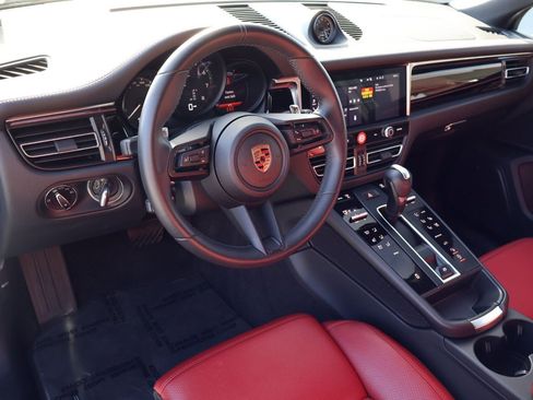 Certified 2025 Porsche Macan image 4
