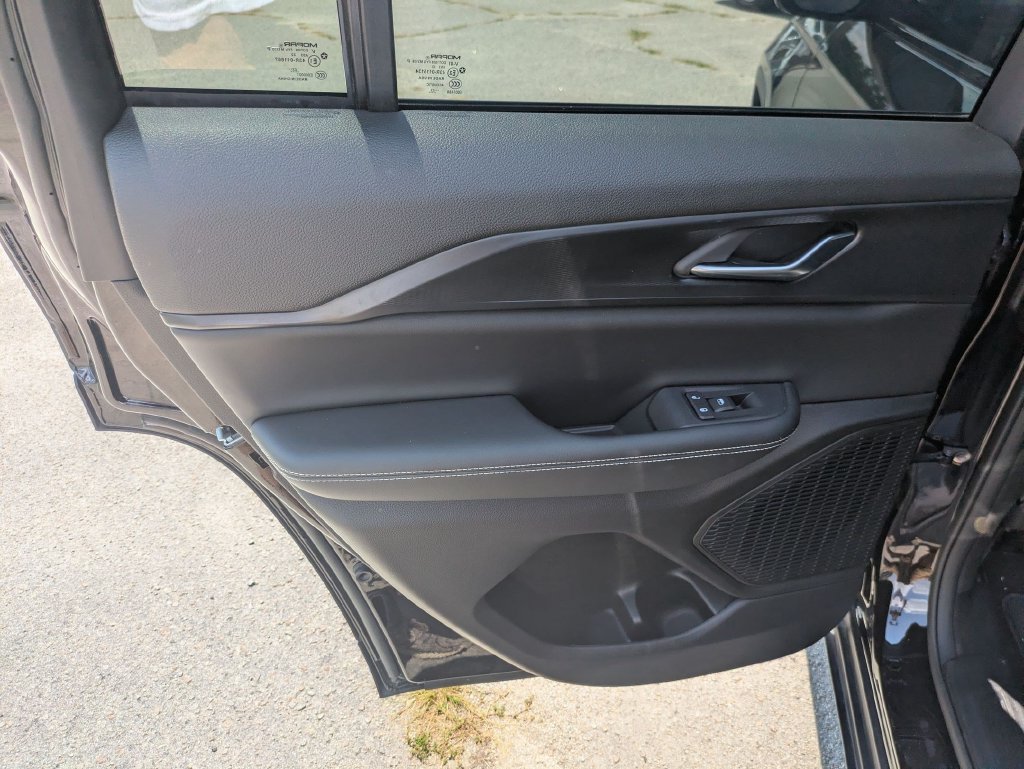 Used 2023 Jeep Grand Cherokee Altitude RWD image 25