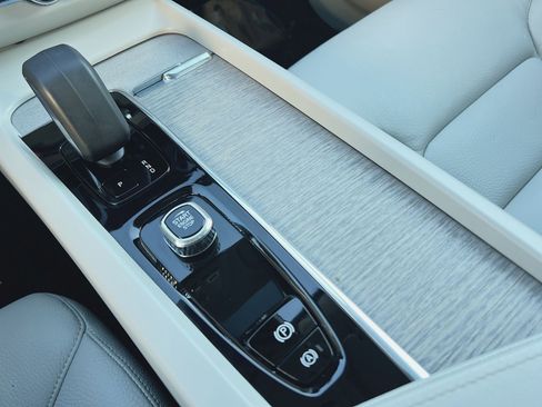 Used 2023 Volvo XC60 B5 Plus image 22