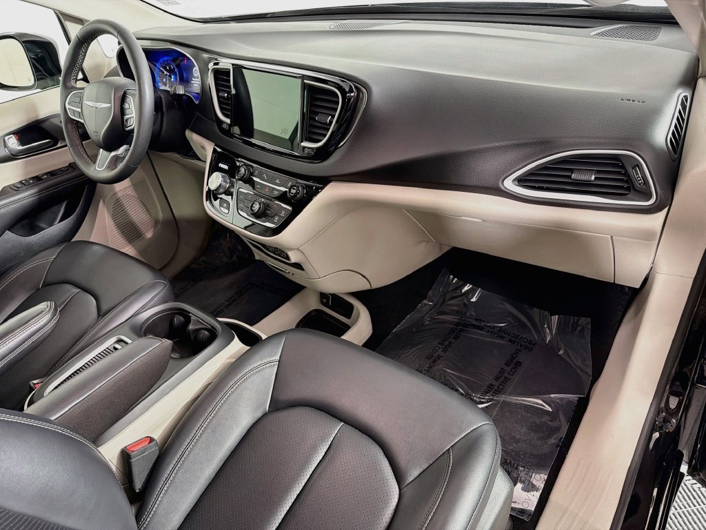 Used 2024 Chrysler Pacifica Touring-L FWD image 29