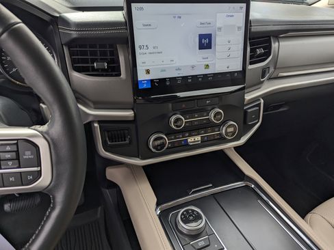 Used 2023 Ford Expedition XLT image 11