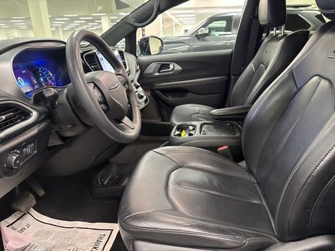 Used 2022 Chrysler Pacifica Touring-L w/ Uconnect Theater Family Group image 24