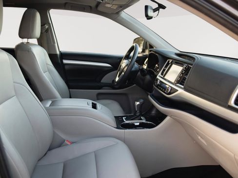 Used 2015 Toyota Highlander XLE image 18