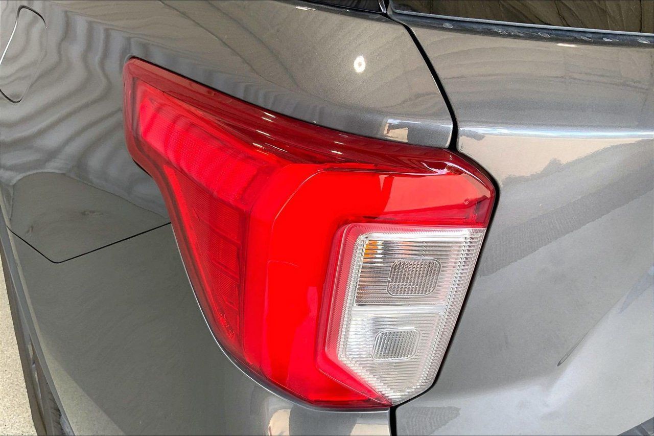 Used 2023 Ford Explorer XLT w/ Equipment Group 202A RWD image 13