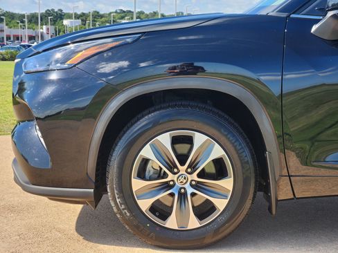 Used 2023 Toyota Highlander XLE FWD image 13