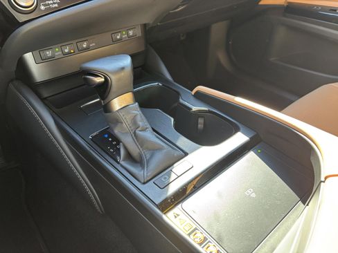 Used 2025 Lexus ES 300h w/ Premium Package image 13