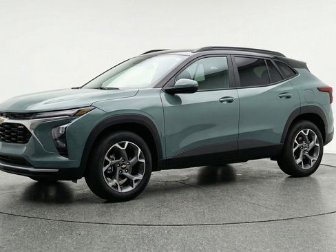 Used 2025 Chevrolet Trax LT FWD image 3