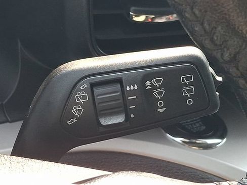 Used 2023 Ford Explorer XLT AWD/4WD image 27