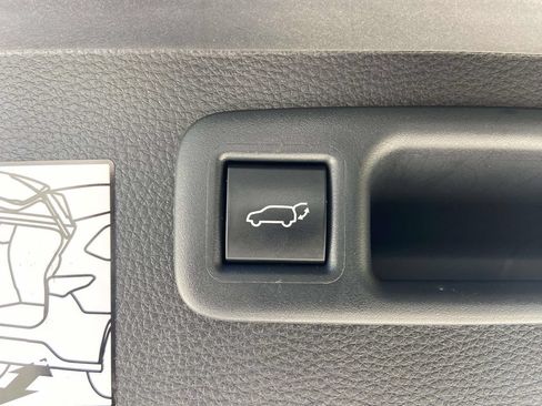 Used 2024 Toyota Highlander XSE FWD image 11