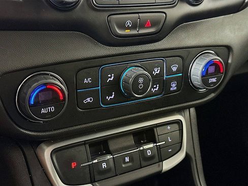 Used 2024 GMC Terrain SLT image 16