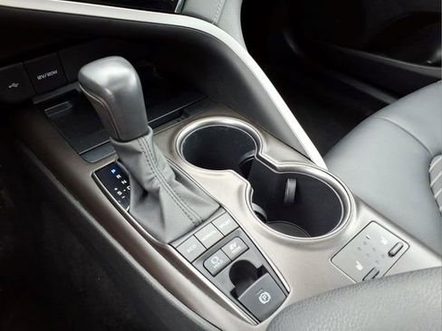 Used 2022 Toyota Camry SE w/ Cold Weather Package FWD image 21