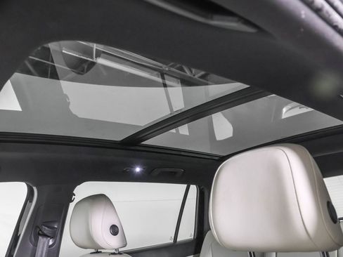 Used 2022 Volkswagen Tiguan SE R-Line image 32