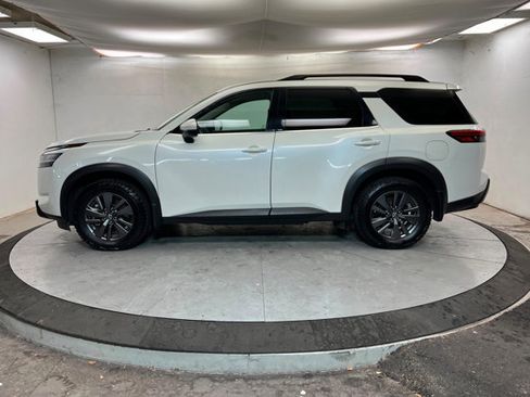 Used 2022 Nissan Pathfinder SV image 2