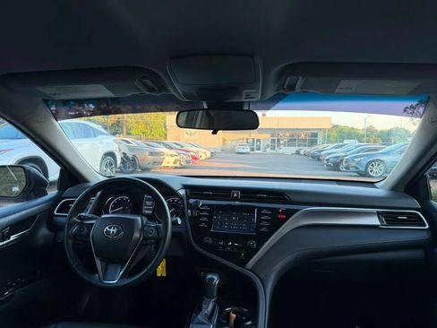 Used 2018 Toyota Camry SE FWD image 12
