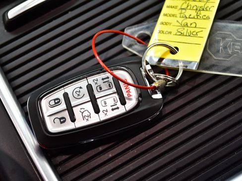 Used 2024 Chrysler Pacifica Touring-L FWD image 35