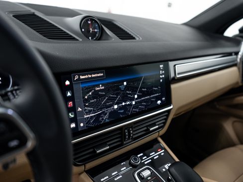 Certified 2023 Porsche Cayenne Platinum Edition image 17