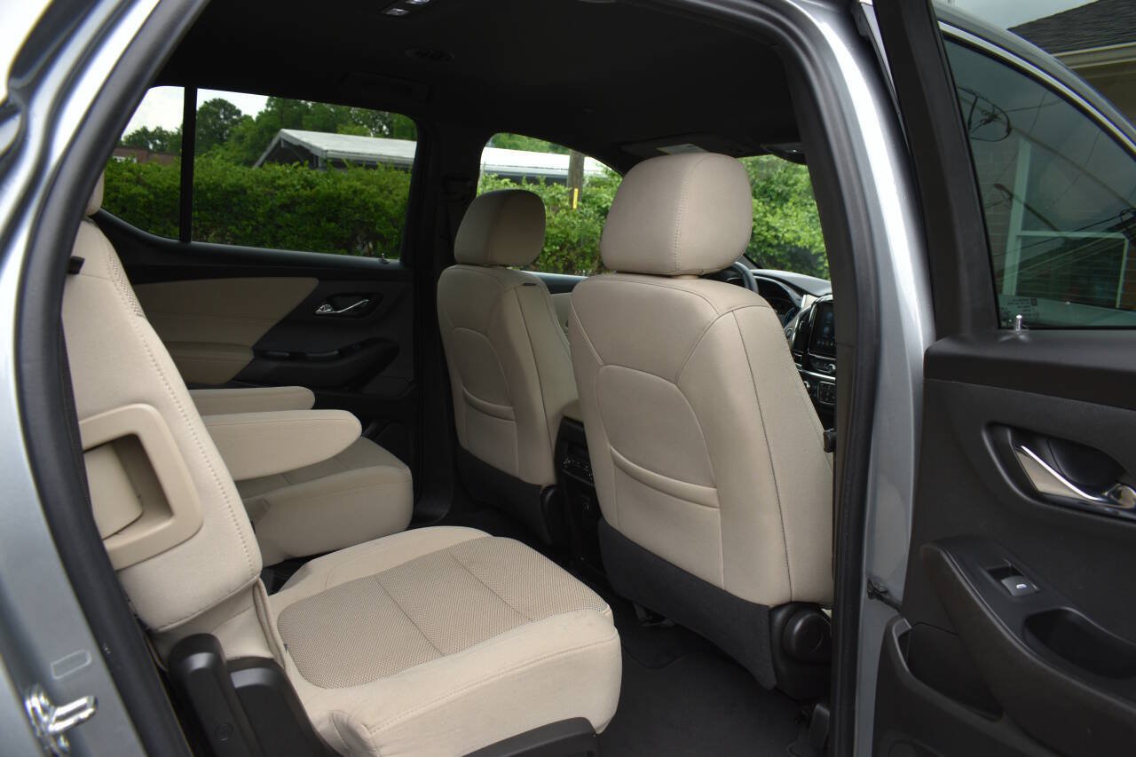 Used 2023 Chevrolet Traverse LT w/ LPO, Cargo Package AWD/4WD image 17