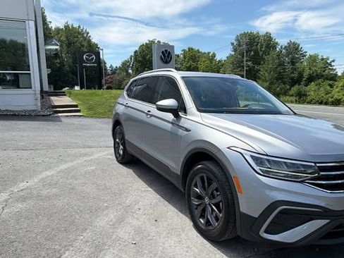 Used 2023 Volkswagen Tiguan SE w/ Panoramic Sunroof Package AWD/4WD image 3