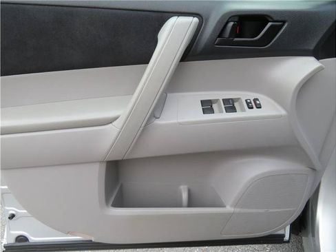 Used 2011 Toyota Highlander 4WD w/ Cold Weather Pkg image 12