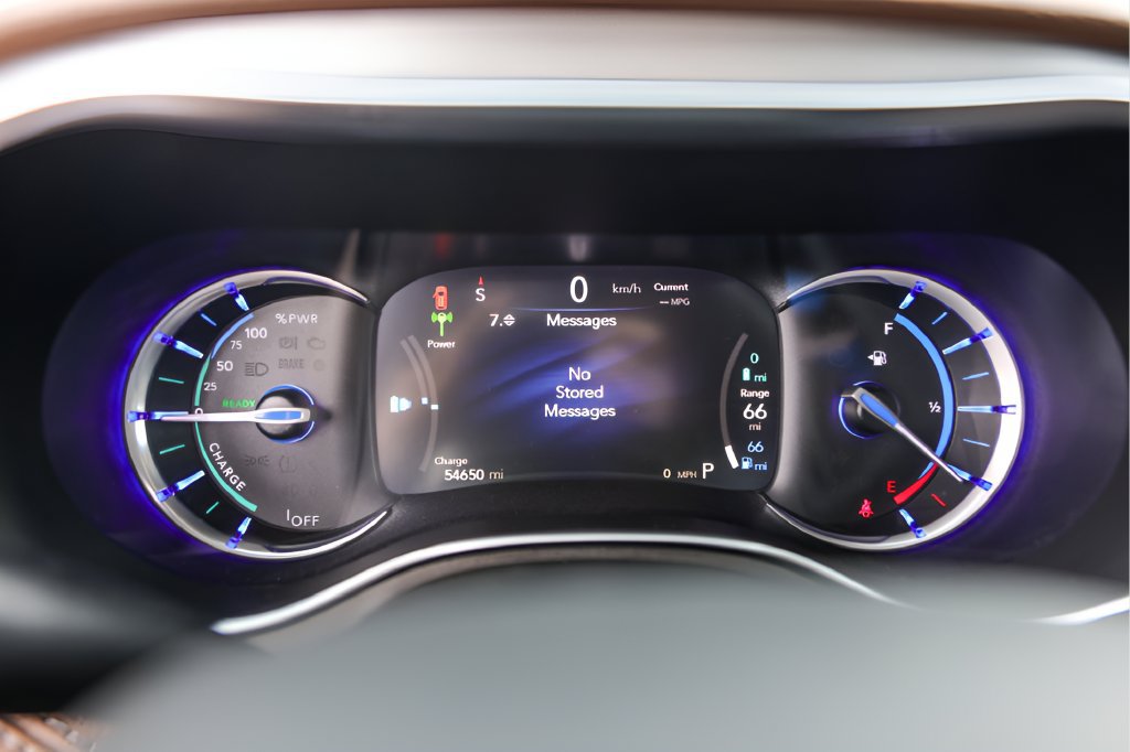 Used 2021 Chrysler Pacifica Limited w/ Uconnect Theater Family Group FWD image 13