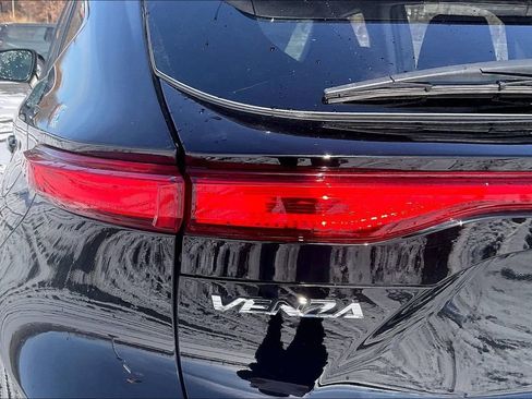 Used 2022 Toyota Venza LE image 25