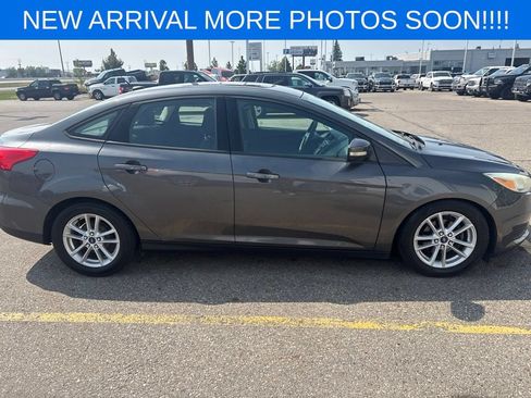 Used 2015 Ford Focus SE FWD image 2